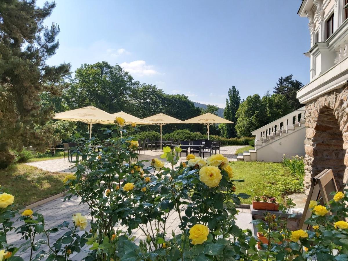 Pension U Golfu Cihelny 卡罗维发利 外观 照片