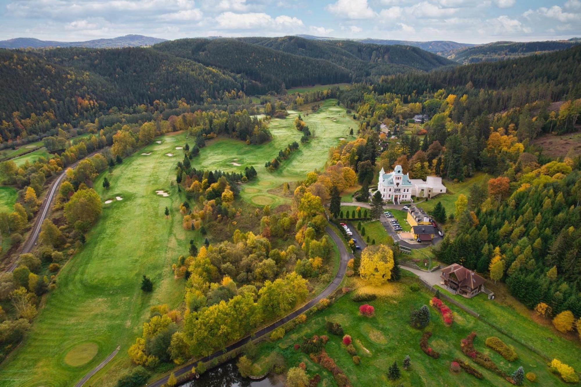 Pension U Golfu Cihelny 卡罗维发利 外观 照片